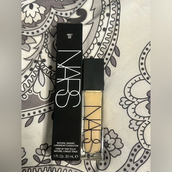 NWT NARS Natural Radiant Foundation (Light 3, Gobi) - Picture 3 of 3